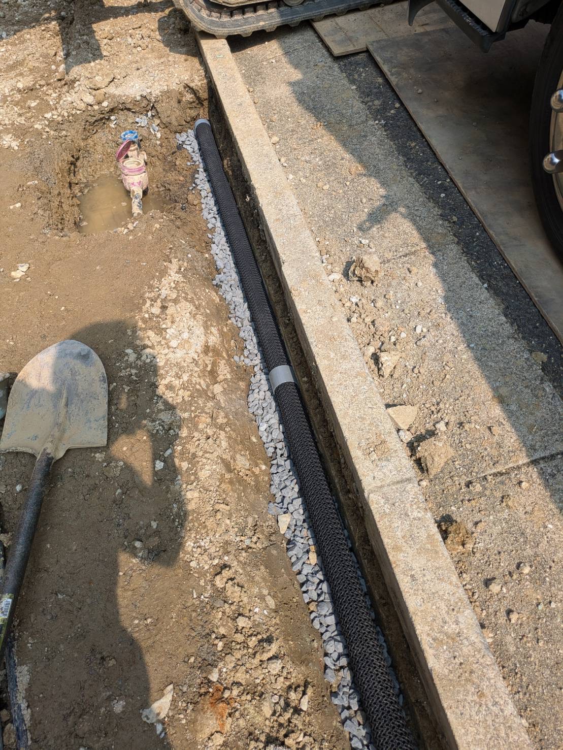 透水管仕込むやで! 画像