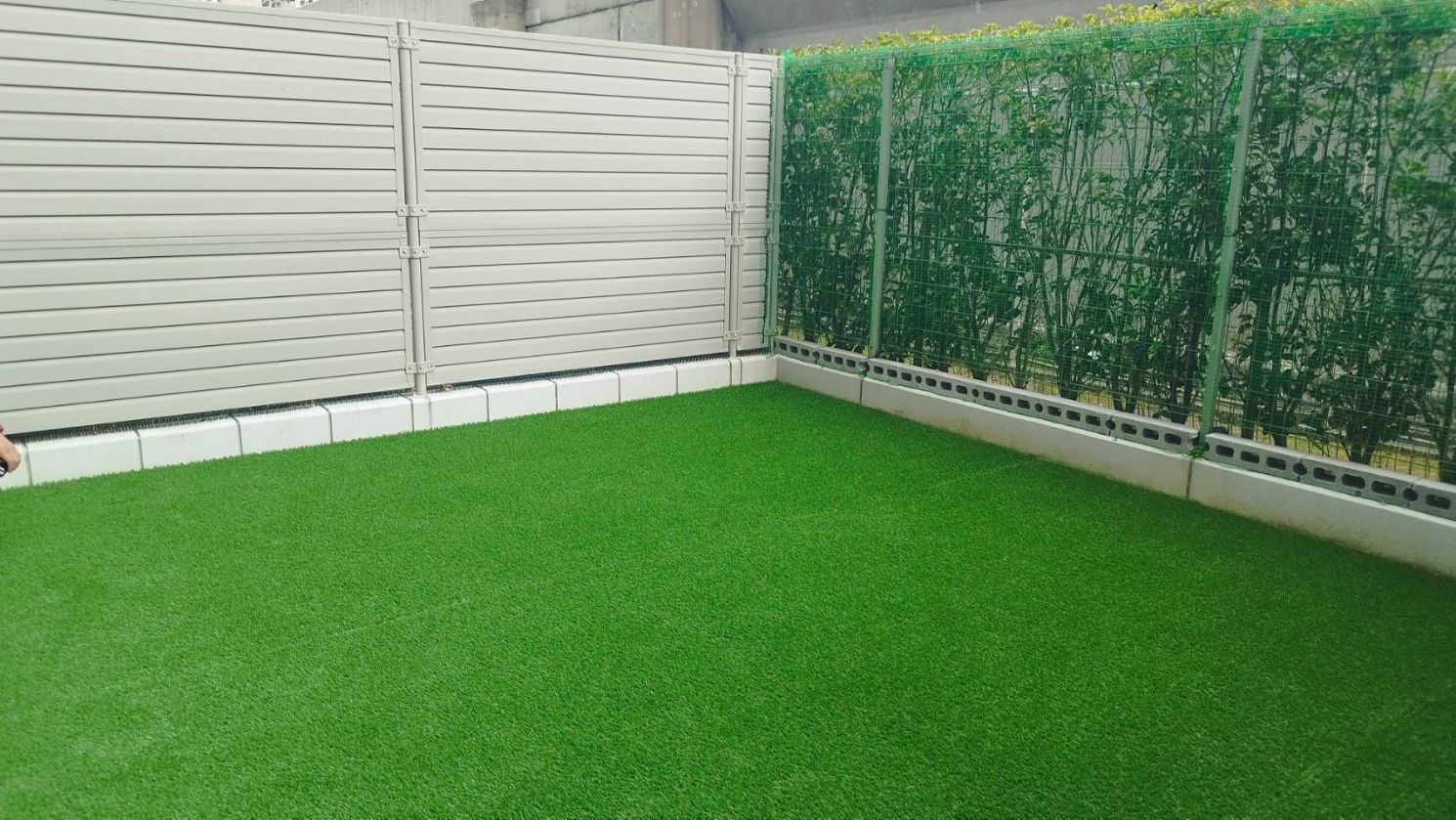 天然芝から人工芝までの張り替えの流れをのせた投稿をしております！ 画像