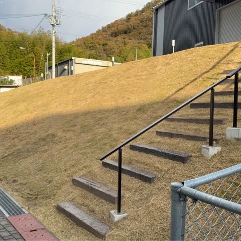 ドッグラン芝刈り中〜🐕 アイキャッチ画像